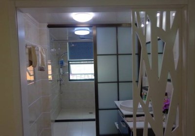 2018年衛(wèi)生間隔斷價(jià)格解析 五種不同材料與掛墻板對(duì)比