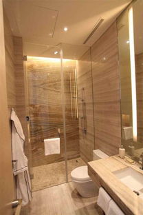 淡黃簡(jiǎn)約·舒緩身心 抗倍特板打造現(xiàn)代衛(wèi)生間裝潢新境界