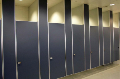 公共衛(wèi)生間隔斷板材料選擇指南 從耐用性、美觀到實(shí)用性的全面考量