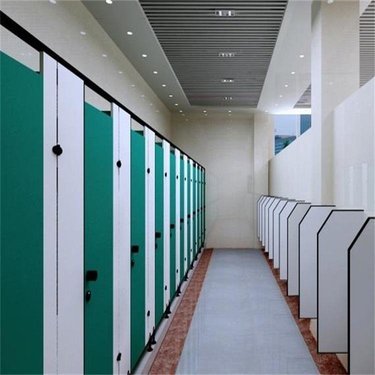 山東領揚新型建材 引領現代衛生間隔斷新潮流