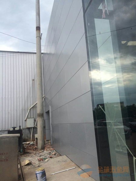 建筑外裝三大主流板材解析 氟碳防曬干掛鋁單板、鋁合金幕墻板與抗倍特板的應用與特性